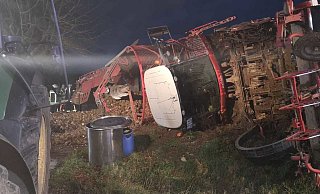 Am Boden: Der umgestürzte Rübenvollernter bei Steinheim. - Feuerwehr Steinheim Am Boden: Der umgestürzte Rübenvollernter bei Steinheim. - Feuerwehr Steinheim