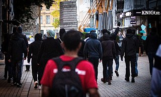 30 bis 40 vermummte Antifaschisten zogen mit Bengalos und Pyros durch die Innenstadt und verängstigten viele Passanten. - NW 30 bis 40 vermummte Antifaschisten zogen mit Bengalos und Pyros durch die Innenstadt und verängstigten viele Passanten. - NW