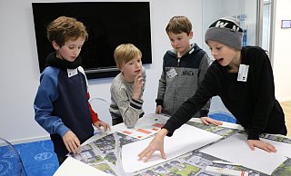 Luca, Elias, Max und Vincent (v.l.) diskutieren, wie sie den von Hagedorn erworbenen Standort in Bielefeld-Hillegossen baulich entwickeln könnten. - Anja Hustert Luca, Elias, Max und Vincent (v.l.) diskutieren, wie sie den von Hagedorn erworbenen Standort in Bielefeld-Hillegossen baulich entwickeln könnten. - Anja Hustert