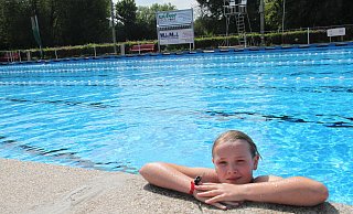 Die 13-jährige Marie gehört zu den ersten Badegästen in diesem Sommer. Sie ist froh, dass sie die Sommerferien zum Schwimmen nutzen kann. - Sonja Töbing Die 13-jährige Marie gehört zu den ersten Badegästen in diesem Sommer. Sie ist froh, dass sie die Sommerferien zum Schwimmen nutzen kann. - Sonja Töbing