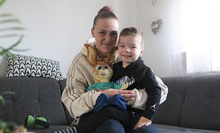 Bis zum 31. März müssen Janin Steffens, Hündin Sunny und die drei Kinder der Mutter aus ihrer Wohnung in Wewer ausgezogen sein - Grund ist eine Kündigung wegen Eigenbedarf. - Jessica Eberle Bis zum 31. März müssen Janin Steffens, Hündin Sunny und die drei Kinder der Mutter aus ihrer Wohnung in Wewer ausgezogen sein - Grund ist eine Kündigung wegen Eigenbedarf. - Jessica Eberle
