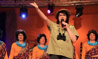 Ganz nach dem Sessionsmotto "Hakuna Matata" nahmen die Kump(el)stilzchen ihre Gäste mit auf eine närrische Safari, geleitet von Moderatorin Sandra Brökel (vorn). - Madita Schellenberg Ganz nach dem Sessionsmotto "Hakuna Matata" nahmen die Kump(el)stilzchen ihre Gäste mit auf eine närrische Safari, geleitet von Moderatorin Sandra Brökel (vorn). - Madita Schellenberg