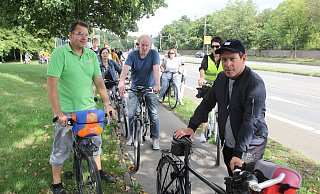Der Grünen-Fraktionsvorsitzende im NRW-Landtag Arndt Klocke (rechts) radelt mit Andreas Edler, Volker Brand und Silke Glander-Wehmeier den Bad Oeynhausener und den Löhner Grünen die Trasse des geplanten Radschnellwegs ab. - Ulf Hanke Der Grünen-Fraktionsvorsitzende im NRW-Landtag Arndt Klocke (rechts) radelt mit Andreas Edler, Volker Brand und Silke Glander-Wehmeier den Bad Oeynhausener und den Löhner Grünen die Trasse des geplanten Radschnellwegs ab. - Ulf Hanke