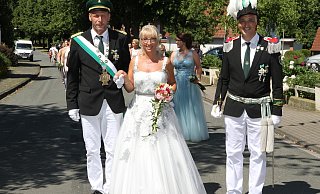 Beim Festumzug: Stefan Müller und Ulrike Thiel sind das strahlende Königspaar in Siddinghausen. - Johannes Büttner Beim Festumzug: Stefan Müller und Ulrike Thiel sind das strahlende Königspaar in Siddinghausen. - Johannes Büttner