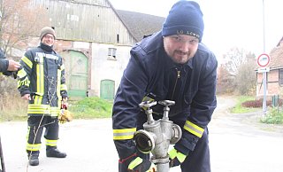 Hauptfeuerwehrmann Patrick Weiß schraubt das Standrohr auf den Hydranten. - Burkhard Battran Hauptfeuerwehrmann Patrick Weiß schraubt das Standrohr auf den Hydranten. - Burkhard Battran