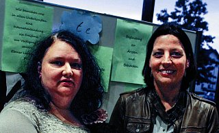 Gruß aus Syrien: (v. l.) Alexandra Unruhe und Susanne Geilhorn von der Flüchtlingshilfe Lichtenau verteilen Gewürzproben. Das Rezept stammt von einer Syrerin, die sie betreuen. - Nicole Hille-Priebe Gruß aus Syrien: (v. l.) Alexandra Unruhe und Susanne Geilhorn von der Flüchtlingshilfe Lichtenau verteilen Gewürzproben. Das Rezept stammt von einer Syrerin, die sie betreuen. - Nicole Hille-Priebe