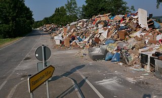 Nach der Flutkatastrophe in NRW: Riesige Mengen Sperrmüll und Abfall türmen sich an einer Landstraße bei Euskirchen. - picture alliance / Nach der Flutkatastrophe in NRW: Riesige Mengen Sperrmüll und Abfall türmen sich an einer Landstraße bei Euskirchen. - picture alliance /
