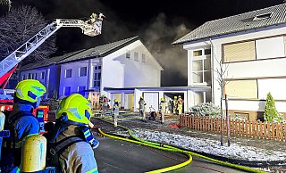 Rund 45 berufliche und ehrenamtliche Feuerwehrleute verhinderten am Pionierweg auf ein Übergreifen der Flammen vom Gartenhaus auf die Garagen zwischen den Wohngebäuden. - Ralph Meyer Rund 45 berufliche und ehrenamtliche Feuerwehrleute verhinderten am Pionierweg auf ein Übergreifen der Flammen vom Gartenhaus auf die Garagen zwischen den Wohngebäuden. - Ralph Meyer