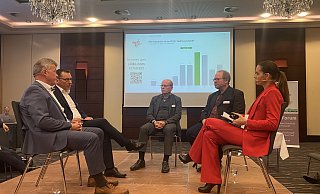 Diskussion beim NPH-Forum mit Dirk Hänsgen (Go.on; v. l.), Marcus Klugmann (NPH), Oliver Mietzsch (Westfalen-Tarif), Carsten Senkbeil (HVV) und Moderatorin Kristina Sterz. - NPH Diskussion beim NPH-Forum mit Dirk Hänsgen (Go.on; v. l.), Marcus Klugmann (NPH), Oliver Mietzsch (Westfalen-Tarif), Carsten Senkbeil (HVV) und Moderatorin Kristina Sterz. - NPH