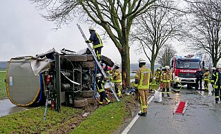 Einsatzkräfte kontrollieren am Motorwagen die Domdeckel der Milchkammern. - Ralph Meyer Einsatzkräfte kontrollieren am Motorwagen die Domdeckel der Milchkammern. - Ralph Meyer