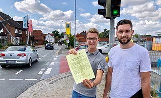 Gemeinde-Azubi Manuel Kröhn (links) und Jan Westerhold vom Amt für Gemeindeentwicklung haben die Anwohner der Löhner Straße in Eilshausen mit Flyern informiert, was an der Straße in den kommenden Wochen passiert. - Alexander Jenniches Gemeinde-Azubi Manuel Kröhn (links) und Jan Westerhold vom Amt für Gemeindeentwicklung haben die Anwohner der Löhner Straße in Eilshausen mit Flyern informiert, was an der Straße in den kommenden Wochen passiert. - Alexander Jenniches