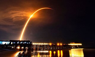 Starlink ist ein satellitengestützter Internet-Dienstleister, der speziell im Ukraine-Krieg von enormer Bedeutung für die Kommunikation ist. Hier fliegt eine SpaceX Falcon 9 Rakete mit Starlink-Satelliten an Bord ins All (Archivbild). - Malcolm Denemark/Florida Today/Florida Today via AP/dpa Starlink ist ein satellitengestützter Internet-Dienstleister, der speziell im Ukraine-Krieg von enormer Bedeutung für die Kommunikation ist. Hier fliegt eine SpaceX Falcon 9 Rakete mit Starlink-Satelliten an Bord ins All (Archivbild). - Malcolm Denemark/Florida Today/Florida Today via AP/dpa