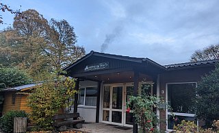Das Rabeneck-Haus in Hiddenhausen soll zur Förderschule werden. Denn das Johannes-Falk-Haus platzt aus allen Nähten. Die Gemeindegruppen sollen ins einstige Pfarrhaus umziehen. - Susanne Barth Das Rabeneck-Haus in Hiddenhausen soll zur Förderschule werden. Denn das Johannes-Falk-Haus platzt aus allen Nähten. Die Gemeindegruppen sollen ins einstige Pfarrhaus umziehen. - Susanne Barth