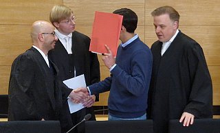 Der Angeklagte wird von zwei Verteidigern vertreten. Sie wollen wohl auf Freispruch plädieren. - Ilja Regier Der Angeklagte wird von zwei Verteidigern vertreten. Sie wollen wohl auf Freispruch plädieren. - Ilja Regier