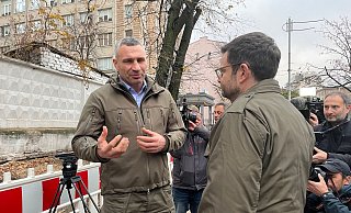 Marco Buschmann (FDP, r), Bundesminister der Justiz, spricht mit Kiews Bürgermeister Vitali Klitschko vor einem durch einen Drohnenangriff zerstörten Haus in der ukrainischen Hauptstadt. - Anne-Beatrice Clasmann/dpa Marco Buschmann (FDP, r), Bundesminister der Justiz, spricht mit Kiews Bürgermeister Vitali Klitschko vor einem durch einen Drohnenangriff zerstörten Haus in der ukrainischen Hauptstadt. - Anne-Beatrice Clasmann/dpa
