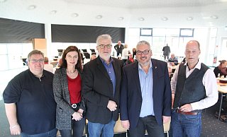 Auf der Stadtverbandsversammlung signalisieren Andreas Below (v.l.), Melanie Blanke (beide stellv. Vorsitzende), Ralf Jaworek, Achim Wilmsmeier und Olaf Winkelmann Zuversicht für die Kommunalwahl im nächsten Jahr. - Heidi Froreich Auf der Stadtverbandsversammlung signalisieren Andreas Below (v.l.), Melanie Blanke (beide stellv. Vorsitzende), Ralf Jaworek, Achim Wilmsmeier und Olaf Winkelmann Zuversicht für die Kommunalwahl im nächsten Jahr. - Heidi Froreich