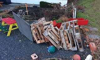 An der Grundschule Levern kippten die Täter ein von Schülern gebautes Insektenhotel um. - Gemeinde Stemwede/Torsten Fischer An der Grundschule Levern kippten die Täter ein von Schülern gebautes Insektenhotel um. - Gemeinde Stemwede/Torsten Fischer