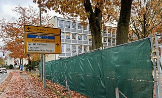Ein blickdichter Bauzaun mit grünem Sichtschutz umgibt große Teile des Grundstücks vom Gütersloher Amtsgericht. Hier beginnen in Kürze die Bauarbeiten für einen Erweiterungsbau. - Christian Bröder Ein blickdichter Bauzaun mit grünem Sichtschutz umgibt große Teile des Grundstücks vom Gütersloher Amtsgericht. Hier beginnen in Kürze die Bauarbeiten für einen Erweiterungsbau. - Christian Bröder