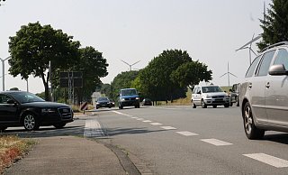 Vorsichtiges Abbiegen ist gefragt auf der B 68 bei Dörenhagen. Das Auto links kommt aus der Kirchborchener Straße und will nach rechts in Richtung Lichtenau fahren. - Regina Brucksch Vorsichtiges Abbiegen ist gefragt auf der B 68 bei Dörenhagen. Das Auto links kommt aus der Kirchborchener Straße und will nach rechts in Richtung Lichtenau fahren. - Regina Brucksch