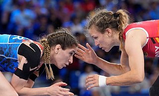 Annika Wendle (r.) ist eine von vier deutschen Ringerinnen bei den Spielen in Paris. - Eugene Hoshiko/AP Annika Wendle (r.) ist eine von vier deutschen Ringerinnen bei den Spielen in Paris. - Eugene Hoshiko/AP