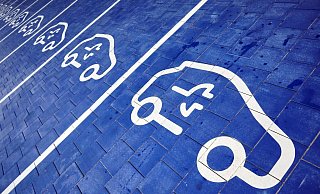 Laut des Verbands der Automobilindustrie hängt Deutschland beim Ausbau der Ladeinfrastruktur für die E-Autos extrem hinterher. - Foto: Bernd Thissen/dpa Laut des Verbands der Automobilindustrie hängt Deutschland beim Ausbau der Ladeinfrastruktur für die E-Autos extrem hinterher. - Foto: Bernd Thissen/dpa