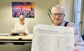 Gemeinsam mit Sarah Bohnke, Mieterbund OWL, wehrt sich Lohmannshof-Mieter Uwe Otemann gegen Rassismus-Vorwürfe und präsentiert seine Unterschriftenliste. - Stefan Becker Gemeinsam mit Sarah Bohnke, Mieterbund OWL, wehrt sich Lohmannshof-Mieter Uwe Otemann gegen Rassismus-Vorwürfe und präsentiert seine Unterschriftenliste. - Stefan Becker