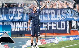 DSC-Coach Mitch Kniat musste etlichen seiner Spieler, die in der Liga, auf ihrer Position oder in der Startelf zum ersten Mal dabei waren, den Weg weisen. - IMAGO/Eibner DSC-Coach Mitch Kniat musste etlichen seiner Spieler, die in der Liga, auf ihrer Position oder in der Startelf zum ersten Mal dabei waren, den Weg weisen. - IMAGO/Eibner
