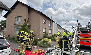 Bei einem Brand in der Dachgeschosswohnung erlitten zwei Bewohner bei eigenen Löschversuchen Atemwegsreizungen. - Ralph Meyer Bei einem Brand in der Dachgeschosswohnung erlitten zwei Bewohner bei eigenen Löschversuchen Atemwegsreizungen. - Ralph Meyer