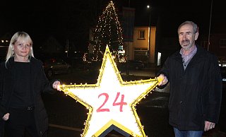 Nicole Bertram und Georg Pohlmann zeigen den großen Leuchtstern, der das Rathaus-Foyer als 24. Türchen im Adventslicht-Kalender erstrahlen lassen wird. - Britta Bohnenkamp-Schmidt Nicole Bertram und Georg Pohlmann zeigen den großen Leuchtstern, der das Rathaus-Foyer als 24. Türchen im Adventslicht-Kalender erstrahlen lassen wird. - Britta Bohnenkamp-Schmidt
