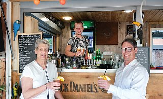 Da stieß man noch auf die Tiki-Bar am Rathausplatz an: Susanne Rutenkröger, Patrik Weber und Ralf Grund bei der Eröffnung des Frühlingsfests. Foto: Stadtmarketing/Karl-Hendrik Tittel - Karl-Hendrik Tittel Da stieß man noch auf die Tiki-Bar am Rathausplatz an: Susanne Rutenkröger, Patrik Weber und Ralf Grund bei der Eröffnung des Frühlingsfests. Foto: Stadtmarketing/Karl-Hendrik Tittel - Karl-Hendrik Tittel