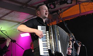 Henning Kreft von der heimischen Gruppe "Von Weiden" beweist auch immer wieder sein Talent am Akkordeon. - Eric Pielsticker Henning Kreft von der heimischen Gruppe "Von Weiden" beweist auch immer wieder sein Talent am Akkordeon. - Eric Pielsticker