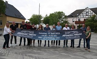 Daniela Dembert (KuV), Volker Ziegenbruch (Ziegenbruchs Gastronomie), Alexandra Winter (Design is art), Daniel Degrassi (Degrassi Gourmet), Thomas Berger (Nobis), Angelika Meyer und Wolfgang Lechtermann (Jever Deel), Simone Hanisch und Jörg Simnowski (Eishörnchen), Maik Roger Lampe und Vanessa Marx (Fensterplatz), Maik Paulini (Alter Hut) und Nicole Bertram (Stadt Spenge) präsentieren das Werbebanner für die Kneipen-Nacht. - Britta Bohnenkamp-Schmidt Daniela Dembert (KuV), Volker Ziegenbruch (Ziegenbruchs Gastronomie), Alexandra Winter (Design is art), Daniel Degrassi (Degrassi Gourmet), Thomas Berger (Nobis), Angelika Meyer und Wolfgang Lechtermann (Jever Deel), Simone Hanisch und Jörg Simnowski (Eishörnchen), Maik Roger Lampe und Vanessa Marx (Fensterplatz), Maik Paulini (Alter Hut) und Nicole Bertram (Stadt Spenge) präsentieren das Werbebanner für die Kneipen-Nacht. - Britta Bohnenkamp-Schmidt