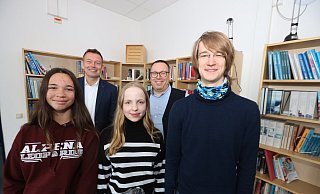 Marie, Victoria und Anton sind die Ansprechpartner für "Schüler helfen Schülern". Schulleiter Sven Horstmann und SV-Vertrauenslehrer Lucas Ostrau unterstützen im Hintergrund. - Nicole Sielermann Marie, Victoria und Anton sind die Ansprechpartner für "Schüler helfen Schülern". Schulleiter Sven Horstmann und SV-Vertrauenslehrer Lucas Ostrau unterstützen im Hintergrund. - Nicole Sielermann