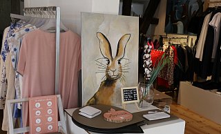 Das neuartige Konzept sieht vor, Kunst und Mode zusammen auszustellen und zu verkaufen. - Lena Kley Das neuartige Konzept sieht vor, Kunst und Mode zusammen auszustellen und zu verkaufen. - Lena Kley