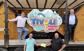 Stephan Hoppe (Für Paderborn, oben l.) und Klaus Schröder (Die Grünen, oben r.) mit Andy Kohlwes (l.) und David Lütdke (r.) aus dem Vorstand des Schaustellerverein Paderborn mit dem Logo des geplanten Freizeitparks Tivoli-Wunderland. - Für Paderborn Stephan Hoppe (Für Paderborn, oben l.) und Klaus Schröder (Die Grünen, oben r.) mit Andy Kohlwes (l.) und David Lütdke (r.) aus dem Vorstand des Schaustellerverein Paderborn mit dem Logo des geplanten Freizeitparks Tivoli-Wunderland. - Für Paderborn