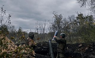 Ukrainische Soldaten beschießen russische Stellungen in Bachmut mit einem Granatwerfer. - Libkos/AP/dpa Ukrainische Soldaten beschießen russische Stellungen in Bachmut mit einem Granatwerfer. - Libkos/AP/dpa
