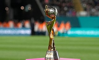 Künftig spielen mehr Teams um diese Trophäe. - Abbie Parr/AP/dpa Künftig spielen mehr Teams um diese Trophäe. - Abbie Parr/AP/dpa