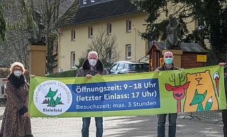 Hereinspaziert: Tierparkchef Herbert Linnemann, Cheftierpfleger Markus Hinker, Werner Tholen (Umweltbetrieb) und Bezirksbürgermeisterin Hannelore Pfaff (v.r.) freuen sich, dass der Tierpark jetzt wieder täglich von 9 bis 17 Uhr öffnen kann. - Foto: Andreas Zobe/NW Hereinspaziert: Tierparkchef Herbert Linnemann, Cheftierpfleger Markus Hinker, Werner Tholen (Umweltbetrieb) und Bezirksbürgermeisterin Hannelore Pfaff (v.r.) freuen sich, dass der Tierpark jetzt wieder täglich von 9 bis 17 Uhr öffnen kann. - Foto: Andreas Zobe/NW