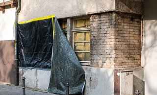 Bei den Arbeiten an der Fassade wurden Fenster entdeckt, die durch die Schaukästen verborgen waren. Foto: Ralf Bittner - Ralf Bittner Bei den Arbeiten an der Fassade wurden Fenster entdeckt, die durch die Schaukästen verborgen waren. Foto: Ralf Bittner - Ralf Bittner