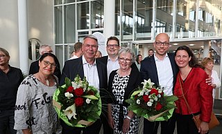 Christiane und Christian Dahm, SPD-Kreisvorsitzender Stefan Schwartze, Angela Lück, Christian und Pea Obrok freuen sich über das Wahlergebnis. - Frank-Michael Kiel-Steinkamp Christiane und Christian Dahm, SPD-Kreisvorsitzender Stefan Schwartze, Angela Lück, Christian und Pea Obrok freuen sich über das Wahlergebnis. - Frank-Michael Kiel-Steinkamp