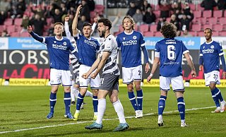 Sandhausens Torschütze Marco Schikora jubelt über das Tor zum 1:0. Die Bielefelder Schneider, Russo, Uldrikis, Corboz und Sarenren Bazee (v.l.) sind fassungslos. - IMAGO/foto2press Sandhausens Torschütze Marco Schikora jubelt über das Tor zum 1:0. Die Bielefelder Schneider, Russo, Uldrikis, Corboz und Sarenren Bazee (v.l.) sind fassungslos. - IMAGO/foto2press