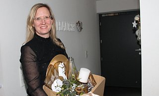 Christine Wulf aus Erkeln vermietet Kisten gefüllt mit Schönem für die Weihnachtstafel - das Set für sechs Personen kostet 59 Euro. - Manuela Puls Christine Wulf aus Erkeln vermietet Kisten gefüllt mit Schönem für die Weihnachtstafel - das Set für sechs Personen kostet 59 Euro. - Manuela Puls