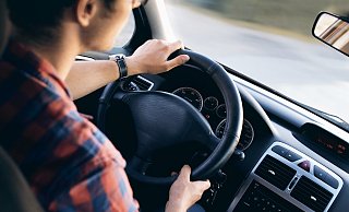 Weil er sich offenbar von einem langsam die Straße querenden Fußgänger provoziert fühlte, hat ein Autofahrer  erst eine Eisenstange aus dem Koffenraum geholt. - Symbolbild: Pixabay Weil er sich offenbar von einem langsam die Straße querenden Fußgänger provoziert fühlte, hat ein Autofahrer  erst eine Eisenstange aus dem Koffenraum geholt. - Symbolbild: Pixabay
