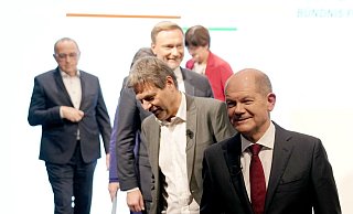 Laut dem Arbeitgeberverband Gesamtmetall hat die völlig neue Regierungskoalition die Chance, einen Ruck durch das Land gehen zu lassen. - Foto: Kay Nietfeld/dpa Laut dem Arbeitgeberverband Gesamtmetall hat die völlig neue Regierungskoalition die Chance, einen Ruck durch das Land gehen zu lassen. - Foto: Kay Nietfeld/dpa
