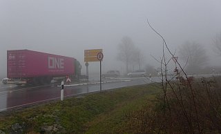Die Kreuzung von B 64 und K 1 zwischen Neuenbeken und Dahl gilt als Gefahrenschwerpunkt nicht nur bei Nebel. Deshalb soll dort eine Ampelanlage errichtet werden. - Hans-Hermann Igges Die Kreuzung von B 64 und K 1 zwischen Neuenbeken und Dahl gilt als Gefahrenschwerpunkt nicht nur bei Nebel. Deshalb soll dort eine Ampelanlage errichtet werden. - Hans-Hermann Igges