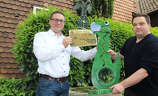 Jens Dressler (links) und Dennis Thon vom Förderverein der Grundschule Lipperreihe haben das Konzept der Rallye erstellt. Eine Station führt auch zum Brunnen mit dem Papageien. Er erinnert an die frühen Schützenfeste in Oerlinghausen. - Knut Dinter Jens Dressler (links) und Dennis Thon vom Förderverein der Grundschule Lipperreihe haben das Konzept der Rallye erstellt. Eine Station führt auch zum Brunnen mit dem Papageien. Er erinnert an die frühen Schützenfeste in Oerlinghausen. - Knut Dinter