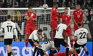 Der Freistoß von David Raum (Nr. 22) fliegt durch Luxemburgs Mauer ins Tor. - Federico Gambarini/dpa Der Freistoß von David Raum (Nr. 22) fliegt durch Luxemburgs Mauer ins Tor. - Federico Gambarini/dpa
