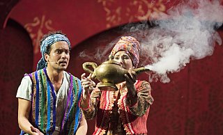 Das Geheimnis ist gelüftet: Jetzt ist klar, welches Weihnachtsmärchen auf "Aladin und die Wunderlampe" (2018, Foto) und "Zauberer von OZ" (2019) folgt. - Philipp Ottendörfer Das Geheimnis ist gelüftet: Jetzt ist klar, welches Weihnachtsmärchen auf "Aladin und die Wunderlampe" (2018, Foto) und "Zauberer von OZ" (2019) folgt. - Philipp Ottendörfer