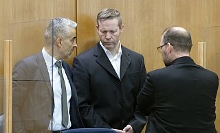 Der Hauptangeklagte Stephan Ernst (m) unterhält sich vor Verhandlungsbeginn im Gerichtssaal mit seinen Anwälten. - picture alliance/dpa Der Hauptangeklagte Stephan Ernst (m) unterhält sich vor Verhandlungsbeginn im Gerichtssaal mit seinen Anwälten. - picture alliance/dpa