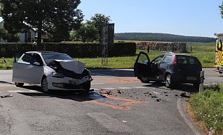 Die beiden beteiligten Fahrzeuge waren nach dem Unfall auf der B252 bei Brakel nicht mehr fahrbereit und wurden abgeschleppt. - Polizei Höxter Die beiden beteiligten Fahrzeuge waren nach dem Unfall auf der B252 bei Brakel nicht mehr fahrbereit und wurden abgeschleppt. - Polizei Höxter